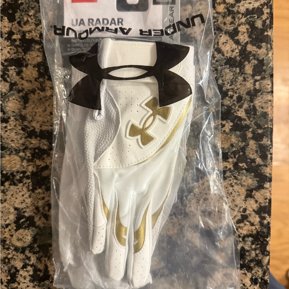 Women’s Under Armour batting gloves sz med